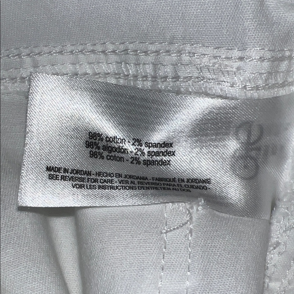 Bandolino Women's Crisp White Bermudas - Picture 6 of 7